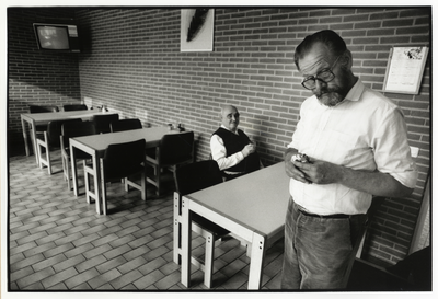 107950 Portret van twee thuisloze mannen ( ontslagen uit een inrichting ) in het maatschappelijk centrum van het Leger ...